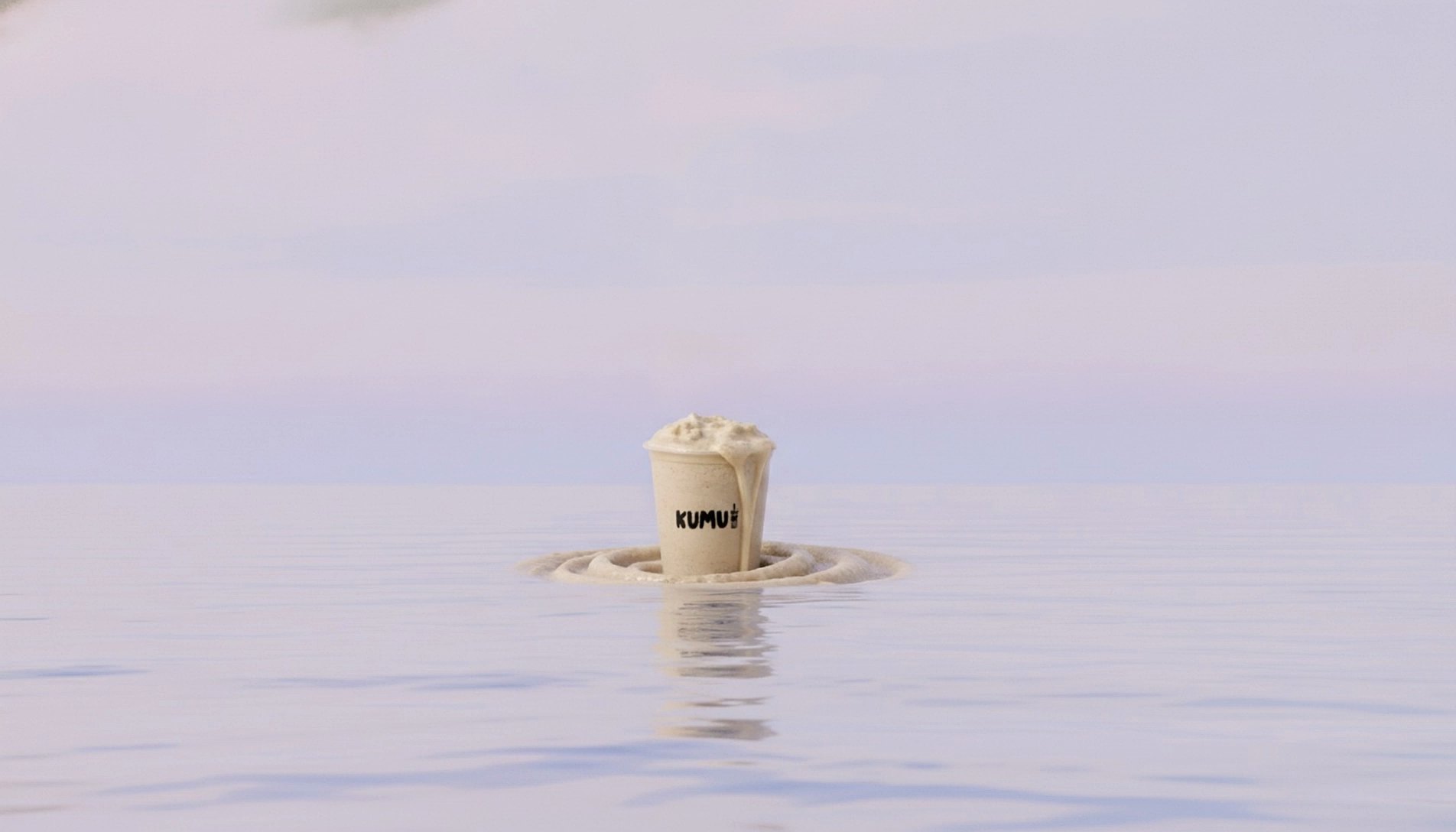 Vaso de Kumu navegando en un mar de crema