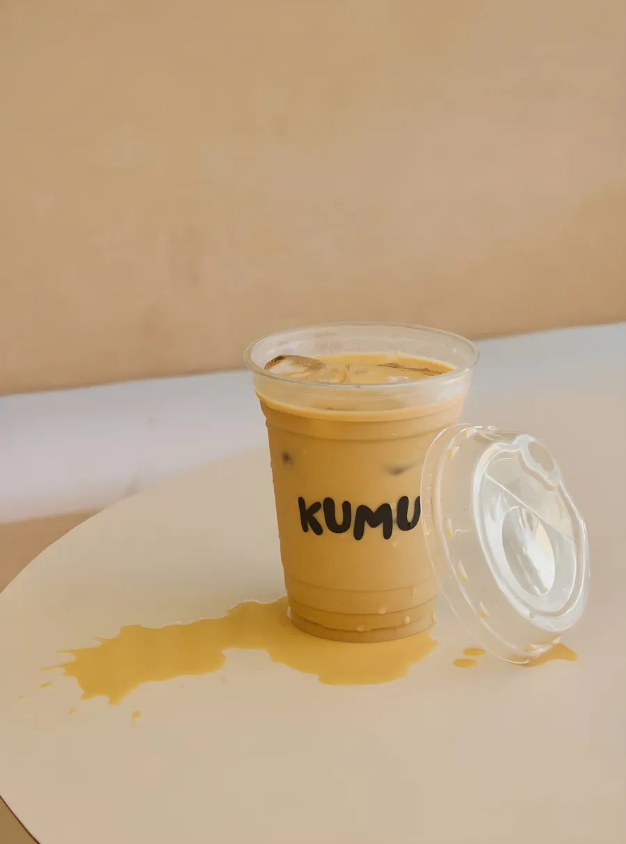 Latte de Kumu sobre una mesa clara