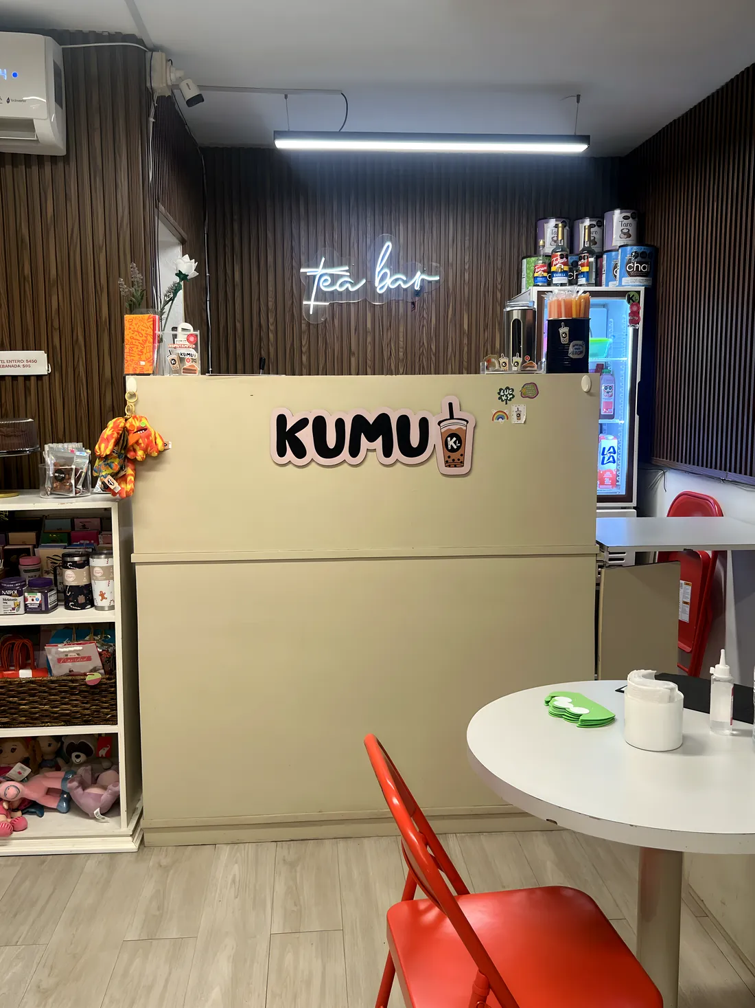 Barra de Kumu con su letrero de neón “tea bar”