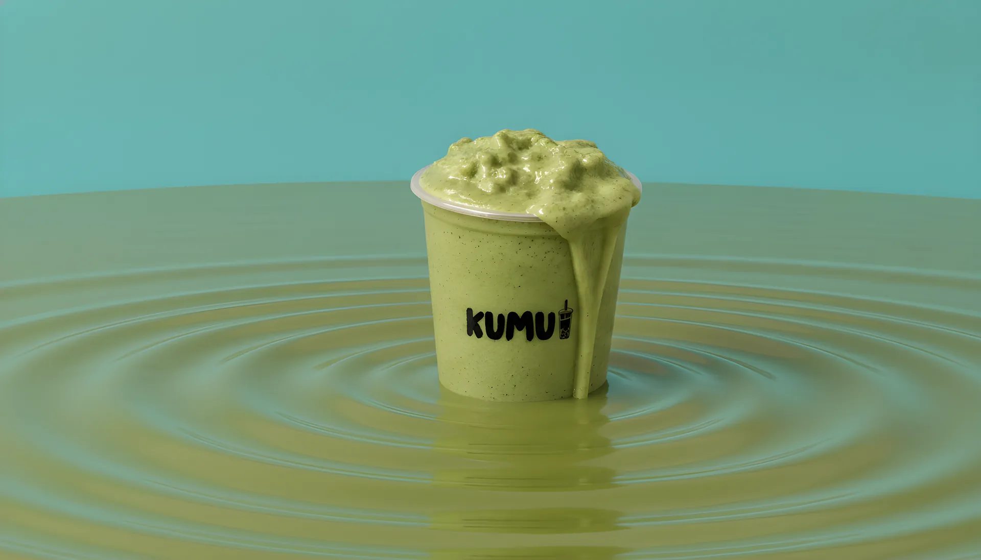 Vaso de matcha de Kumu sobre un mar verde de matcha