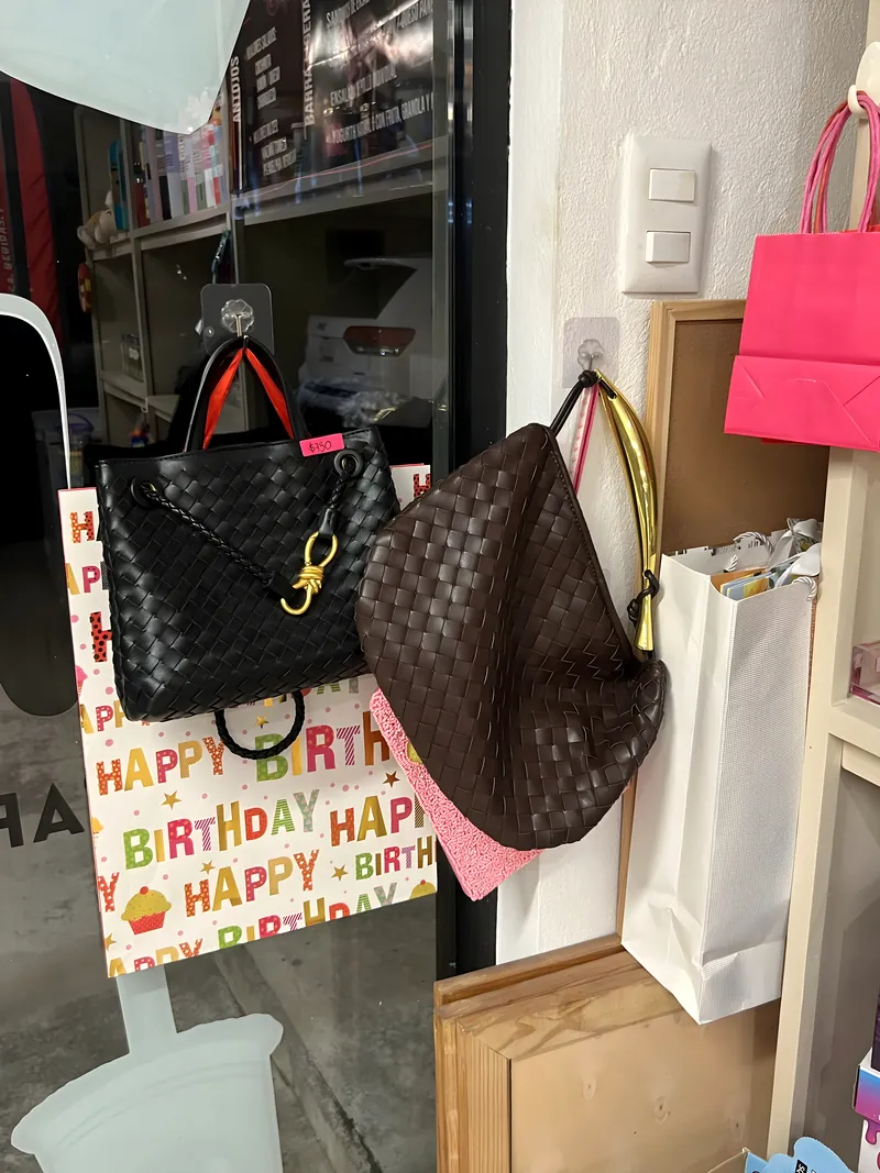 Bolsas colgadas en la tienda