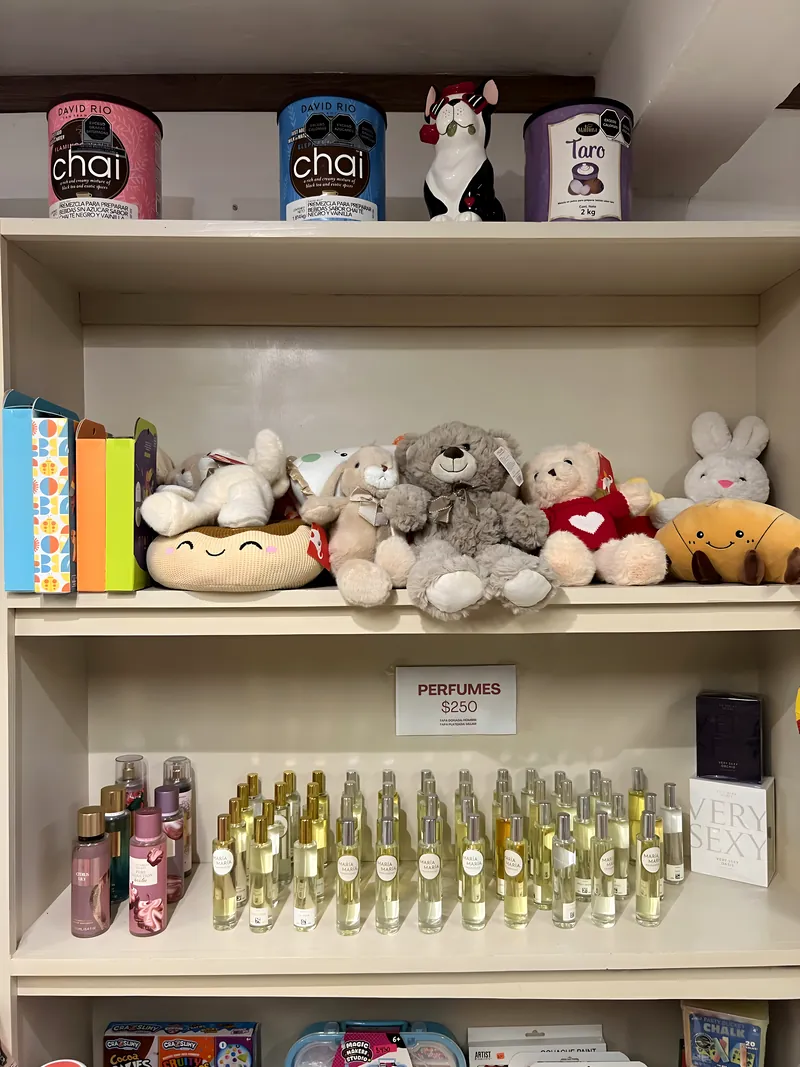 Repisa con peluches de osos y conejos