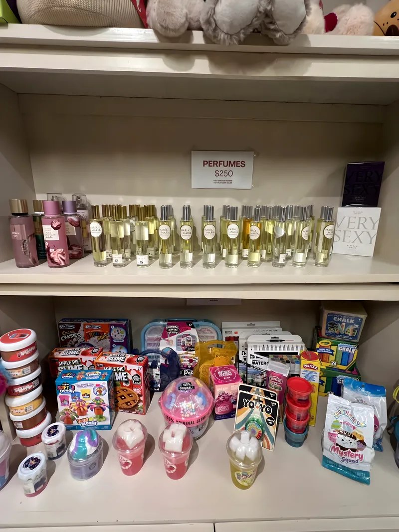 Repisa con perfumes y juguetes